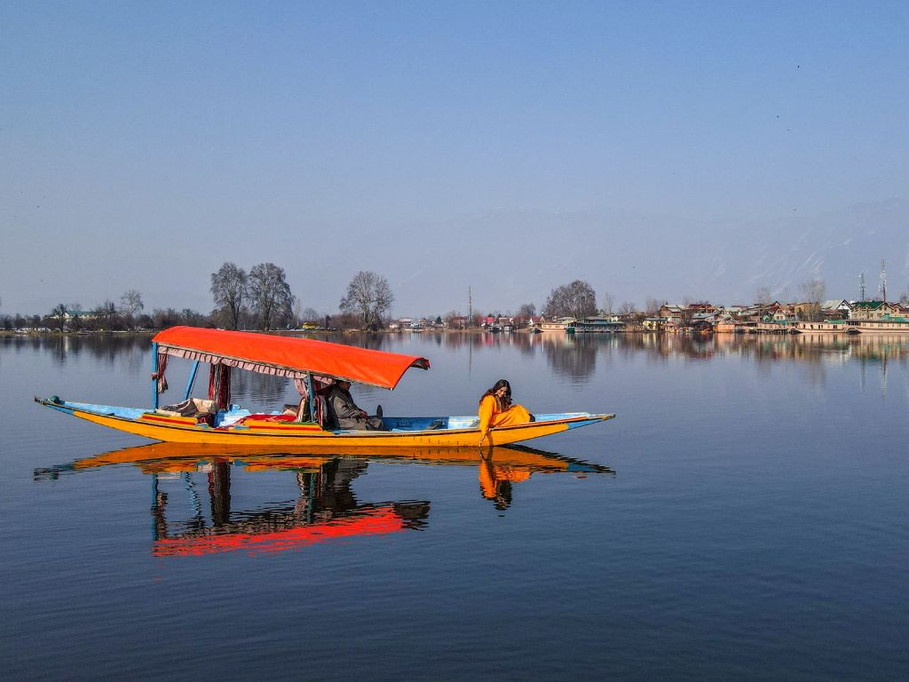 Dal Lake and Kangra Fort Guided Day Tour From Dharamshala
